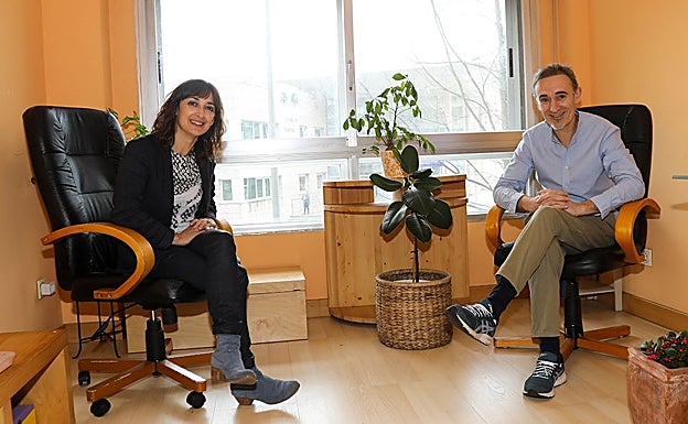 Iñaki Olaskoaga y Osane Matías posan en su consulta.