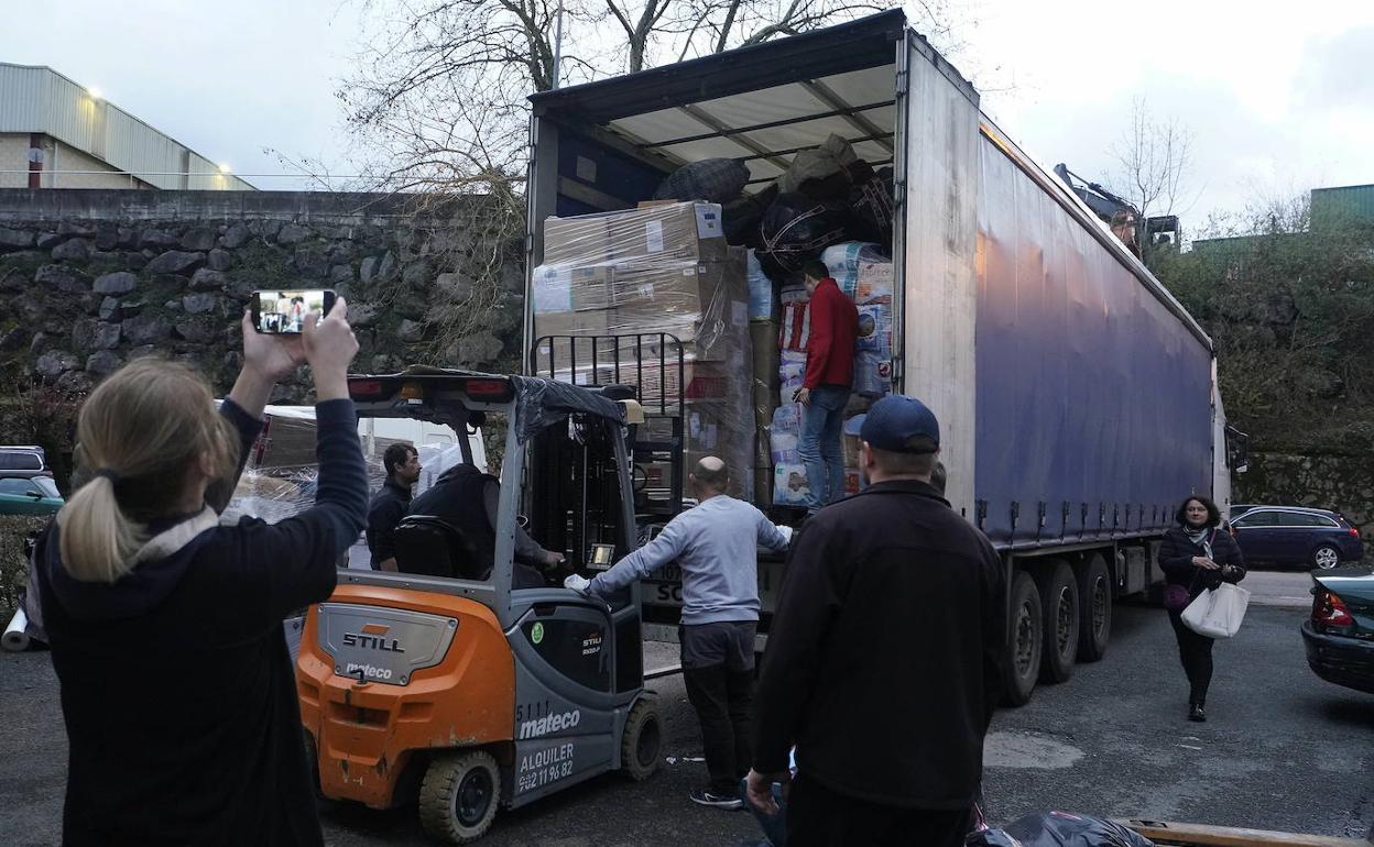 Un camión cargado de material donado por los guipuzcoanos a la Asociación Euskadi-Ucrania