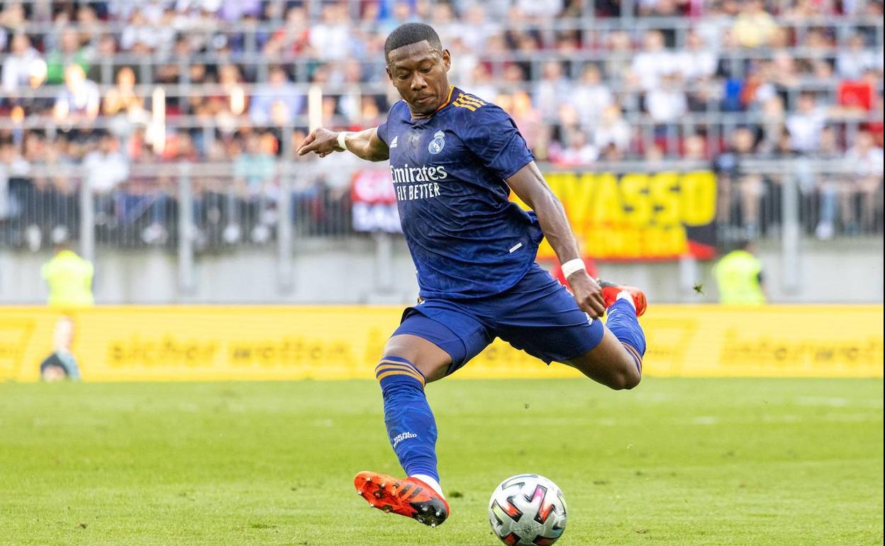 David Alaba golpea un balón.