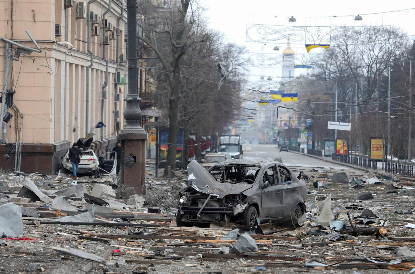 Un coche destrozado en el centro administrativo de Kharkiv tras un bombardeo por parte del ejército ruso