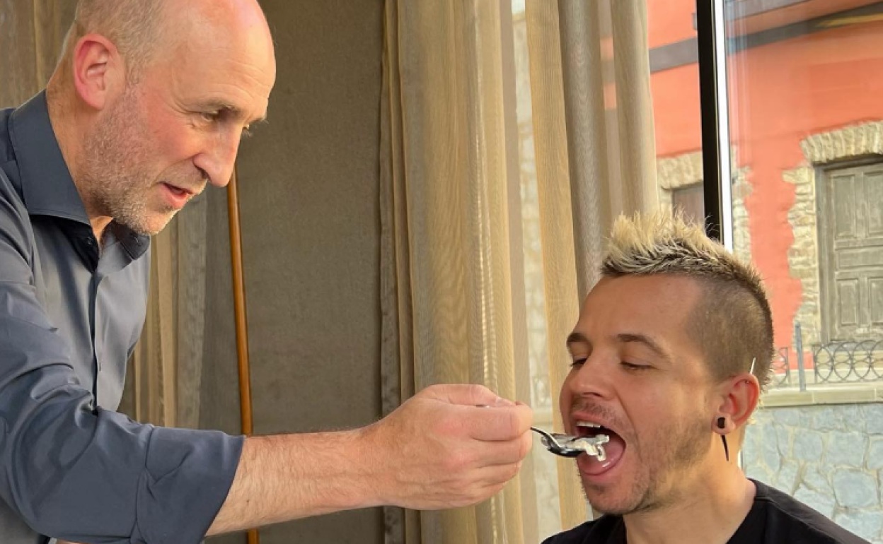 Aitor Arregi da de comer una kokotxa a la brasa a Dabiz Muñoz.