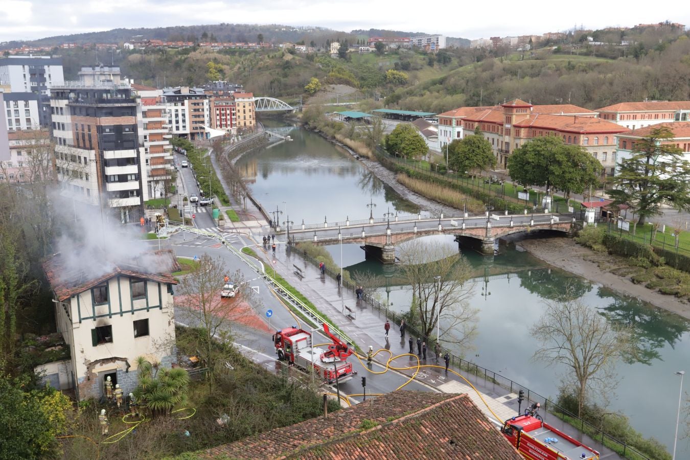 Fotos: Sofocan un incendio declarado en una casa de Loiola