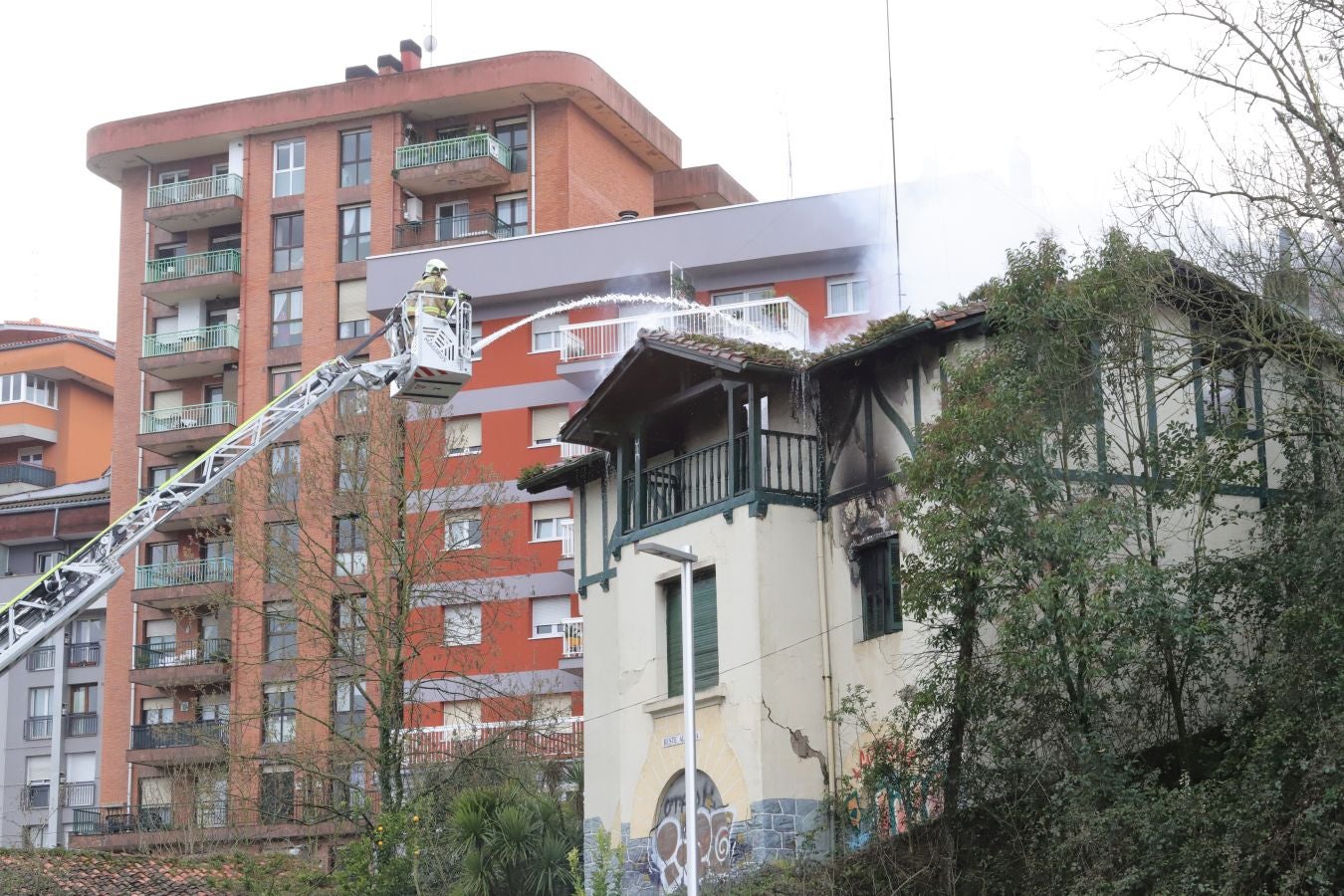 Fotos: Sofocan un incendio declarado en una casa de Loiola