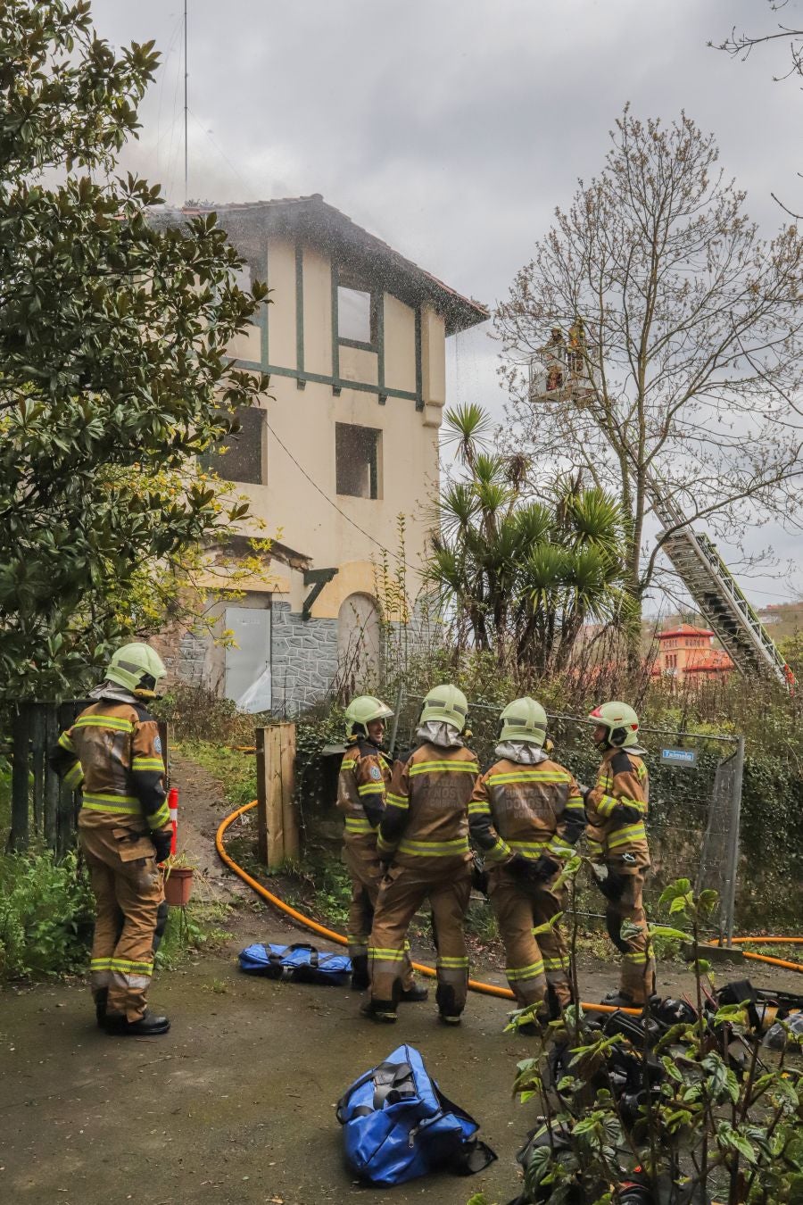 Fotos: Sofocan un incendio declarado en una casa de Loiola