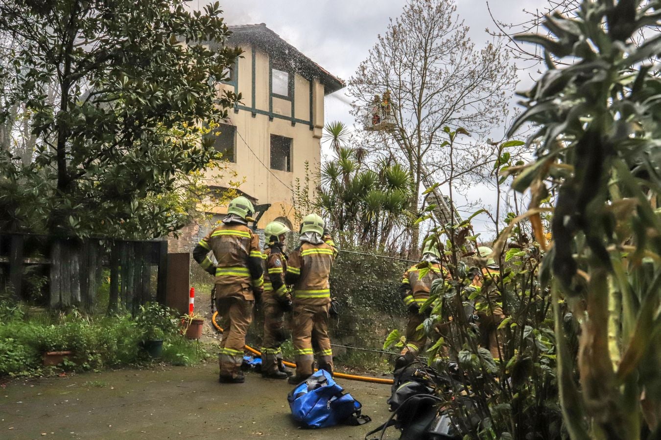 Fotos: Sofocan un incendio declarado en una casa de Loiola