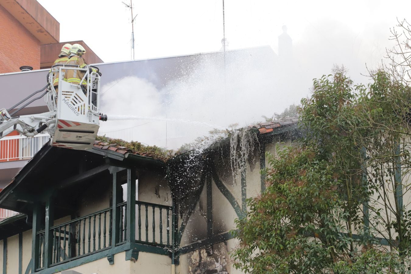 Fotos: Sofocan un incendio declarado en una casa de Loiola