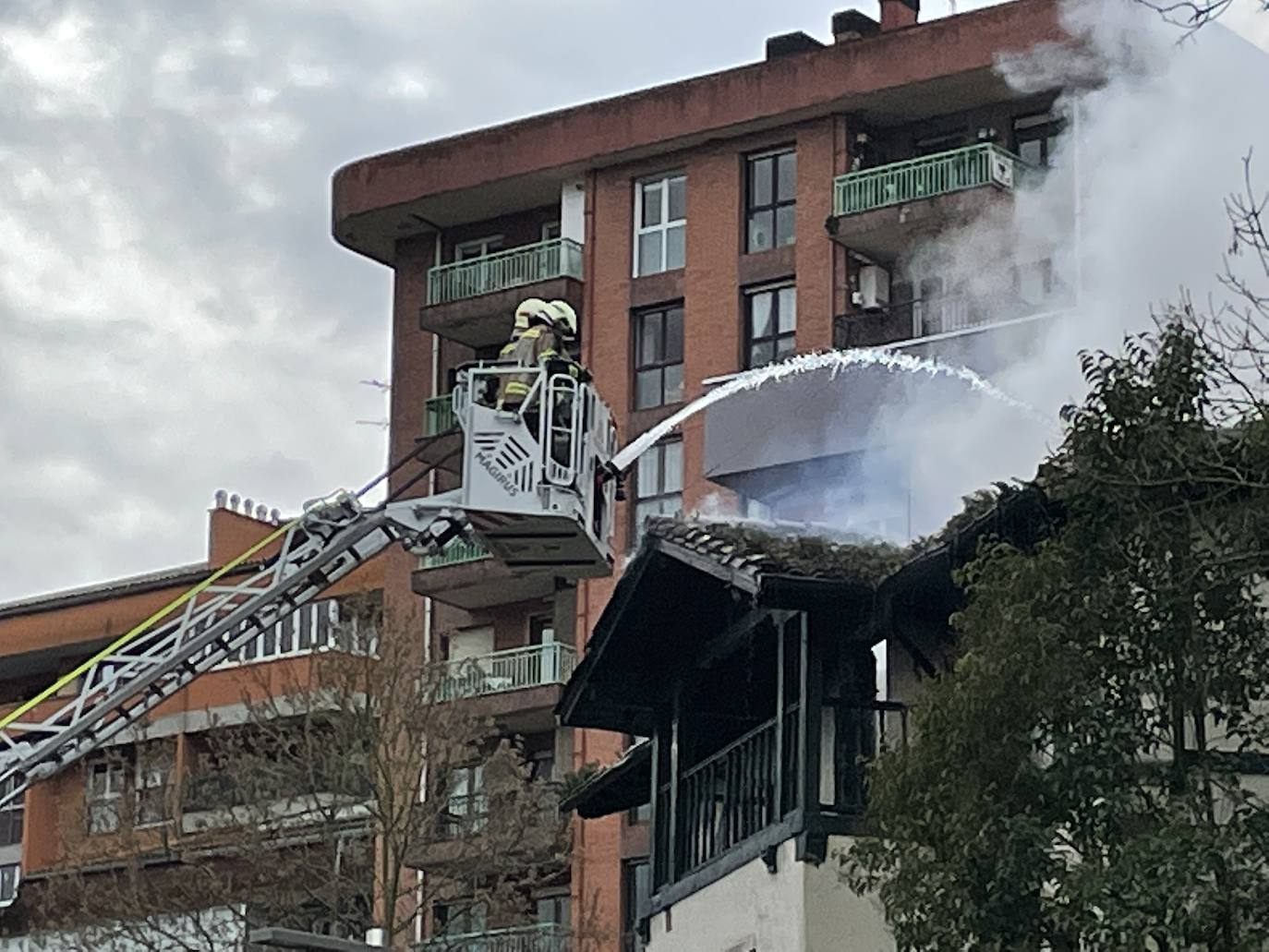 Fotos: Sofocan un incendio declarado en una casa de Loiola
