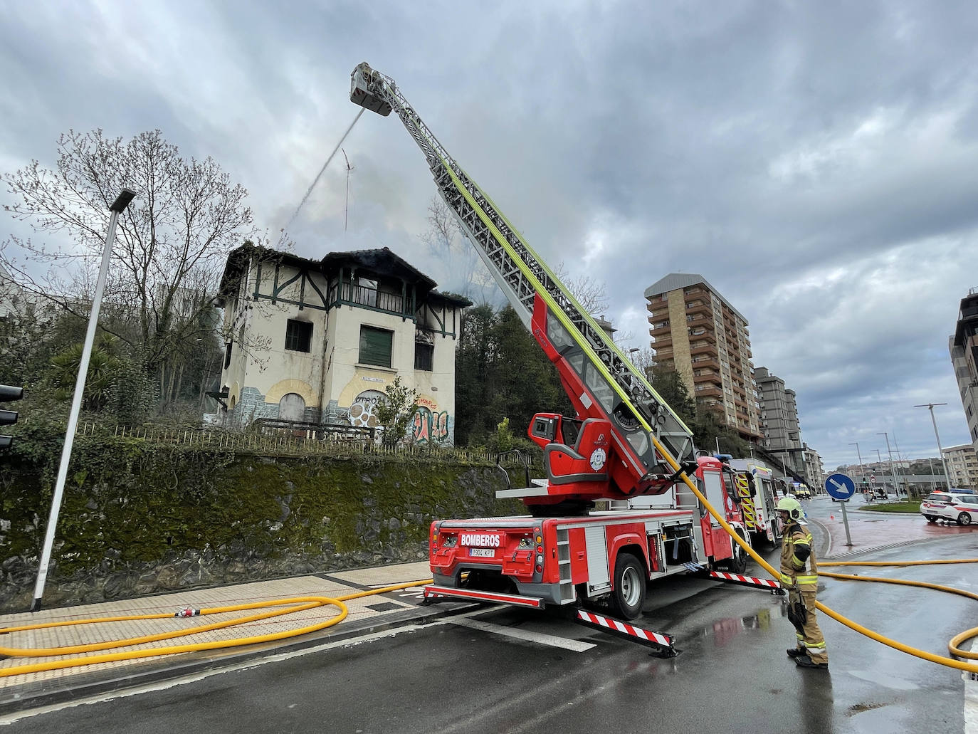 Fotos: Sofocan un incendio declarado en una casa de Loiola