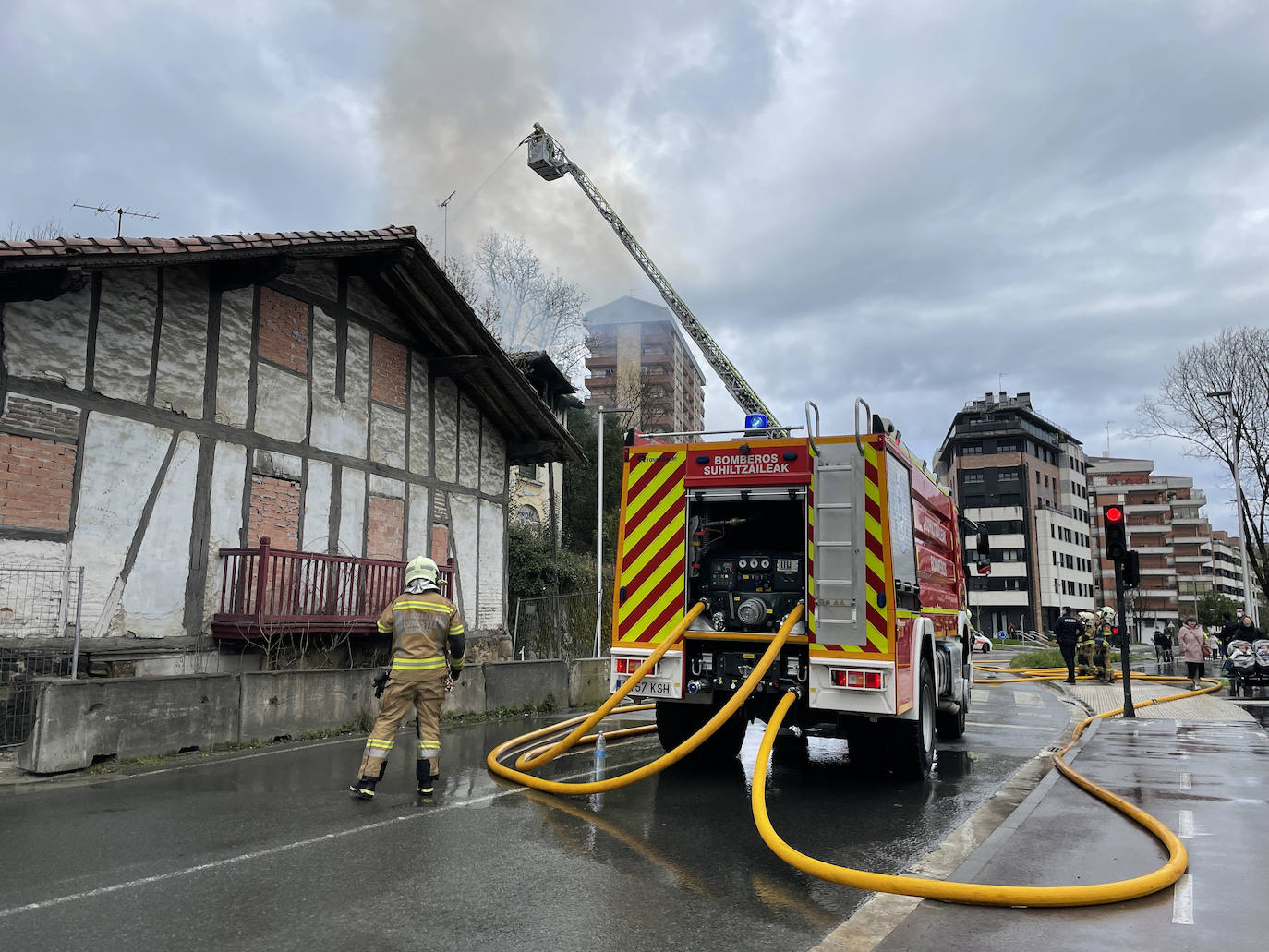 Fotos: Sofocan un incendio declarado en una casa de Loiola