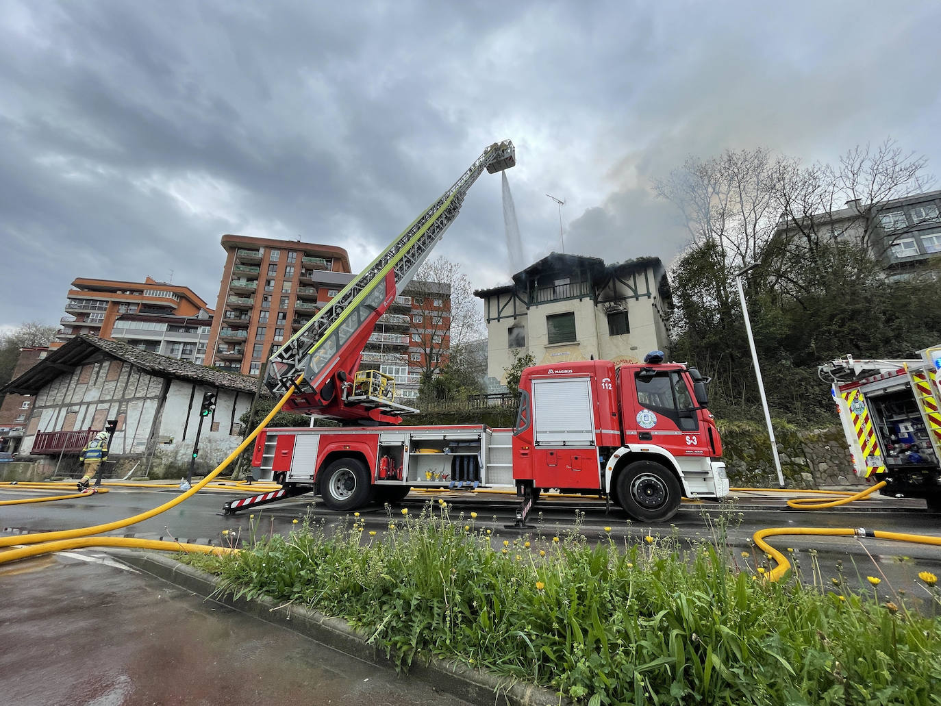 Fotos: Sofocan un incendio declarado en una casa de Loiola