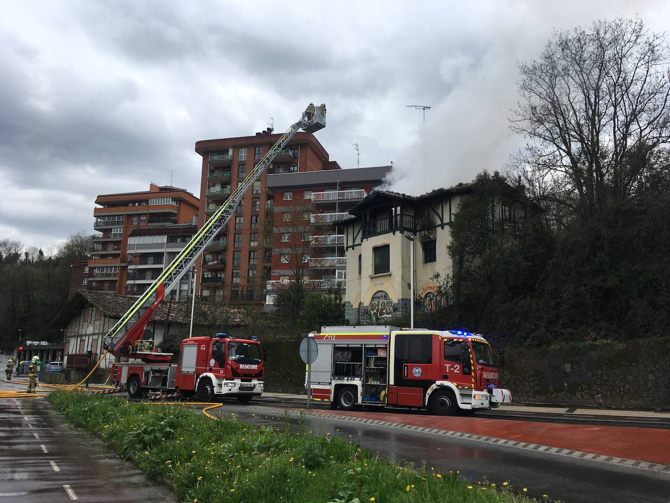 Fotos: Sofocan un incendio declarado en una casa de Loiola