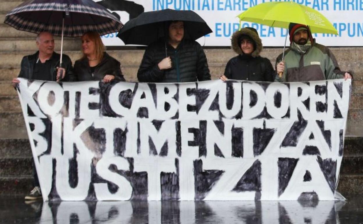 El colectivo de apoyo a las víctimas de Kote Cabezudo en una de las protestas realizadas frente a los juzgados de Donostia. 