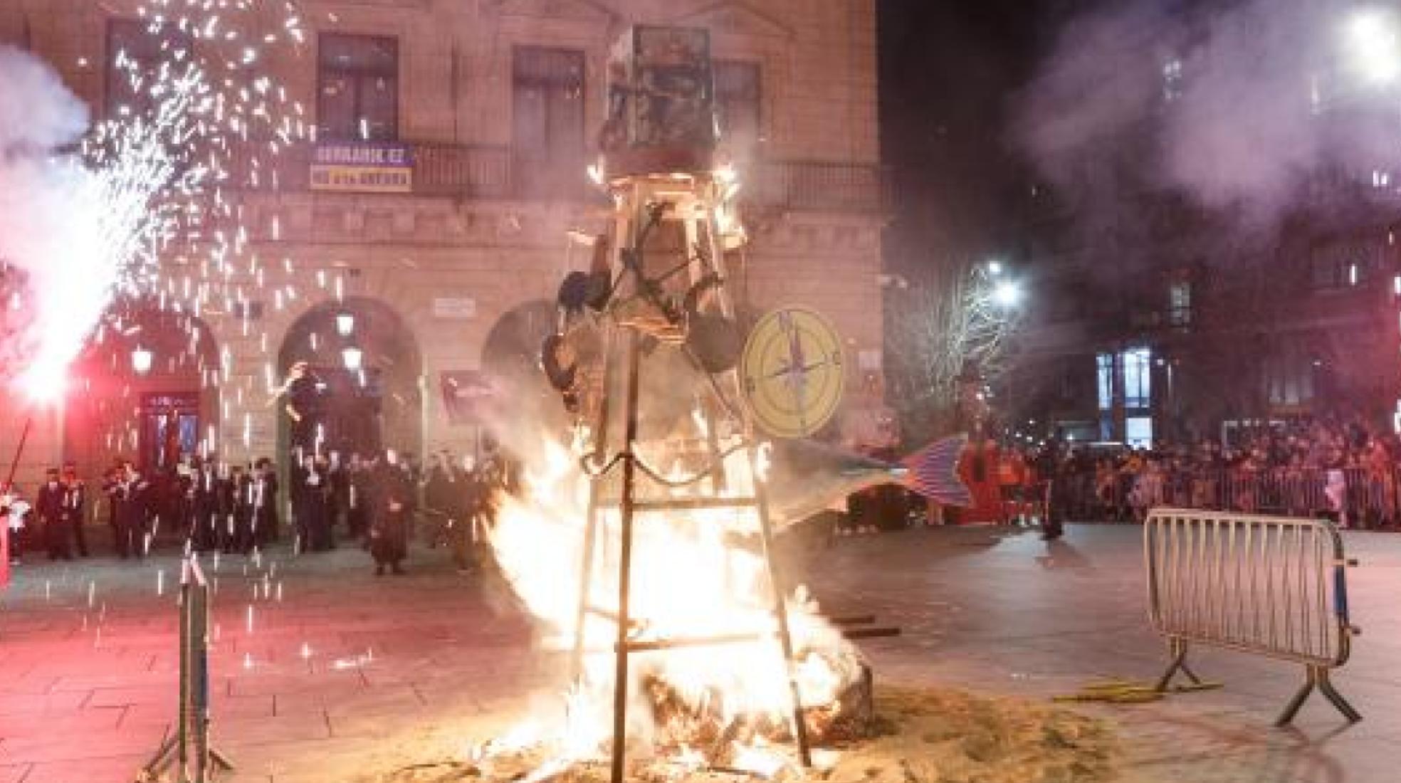 Noche de fuego. Además de las llamas que consumieron aZanpantzar, hubo las que aportóSantiagoko Deabruak