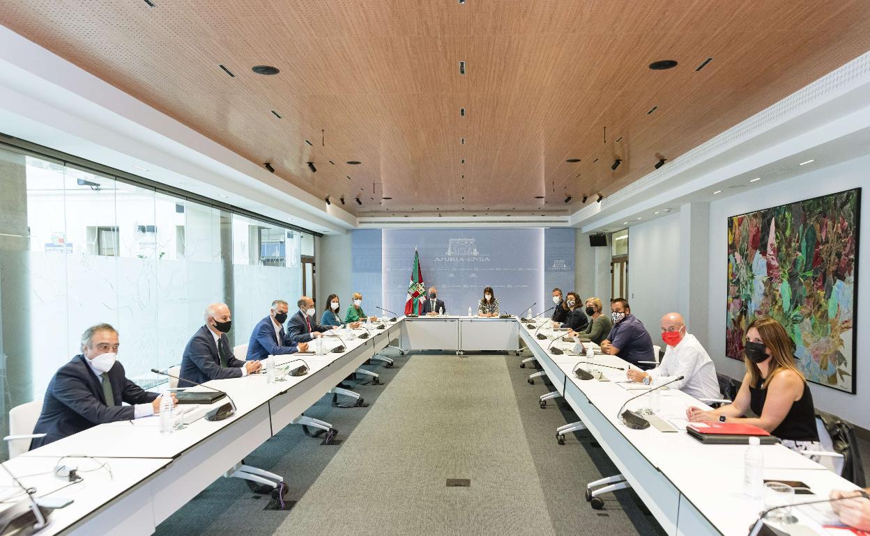 Agentes políticos y económicos, en una de las últimas reuniones de la Mesa de Diálogo Social vasca celebrada el año pasado. 