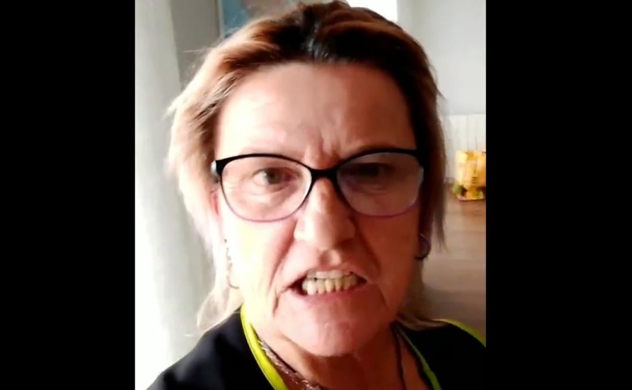 Ramona durante uno de los vídeos que ha publicado en Twitter. 