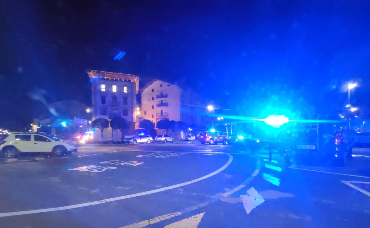 El incendio ha comenzado de madrugada en los bajos de una vivienda en la calle mari de Zumaia. 