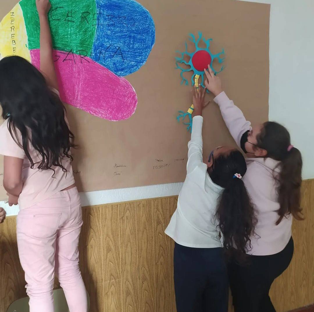 Los trabajos de clase a veces implican hacer manualidades.