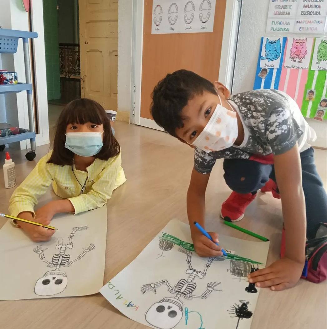 Los más pequeños aprenden mientras dibujan y pintan.