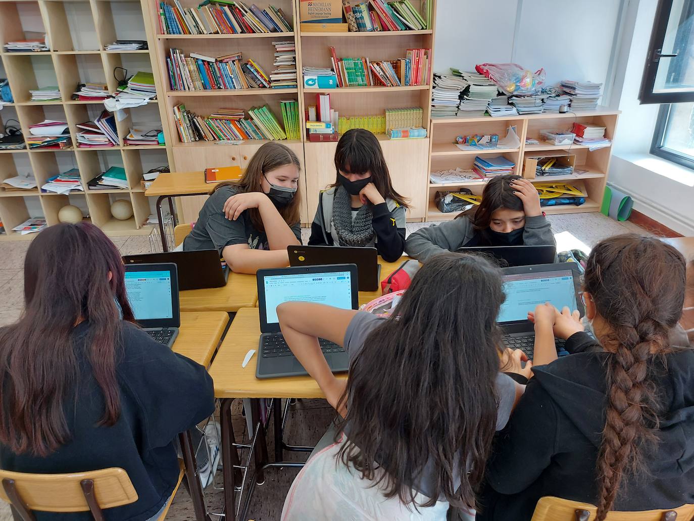 Los alumnos de 6º de Primaria, haciendo el trabajo de Gure Eskola.