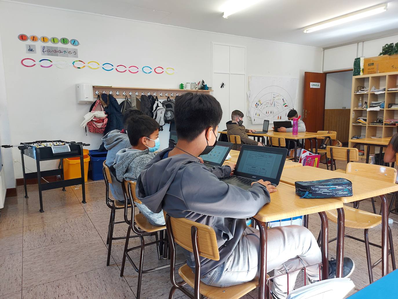 Los alumnos de 6º de Primaria, haciendo el trabajo de Gure Eskola.