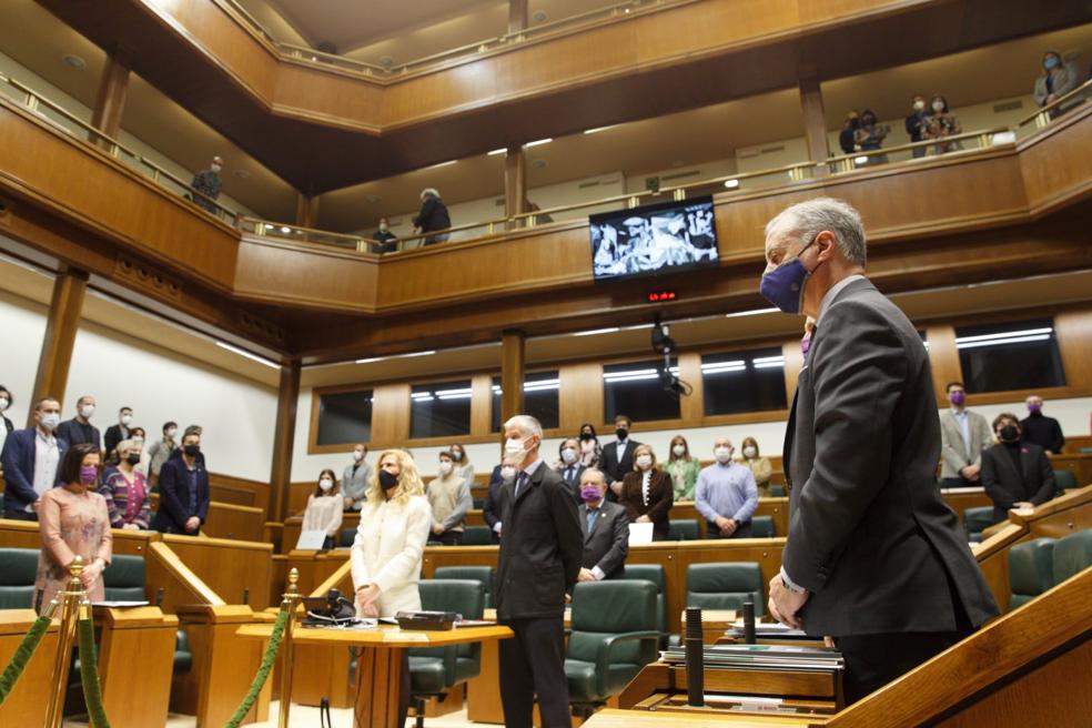 El pleno del Parlamento Vasco guardó ayer un minuto de silencio por las víctimas de la guerra en Ucrania. 