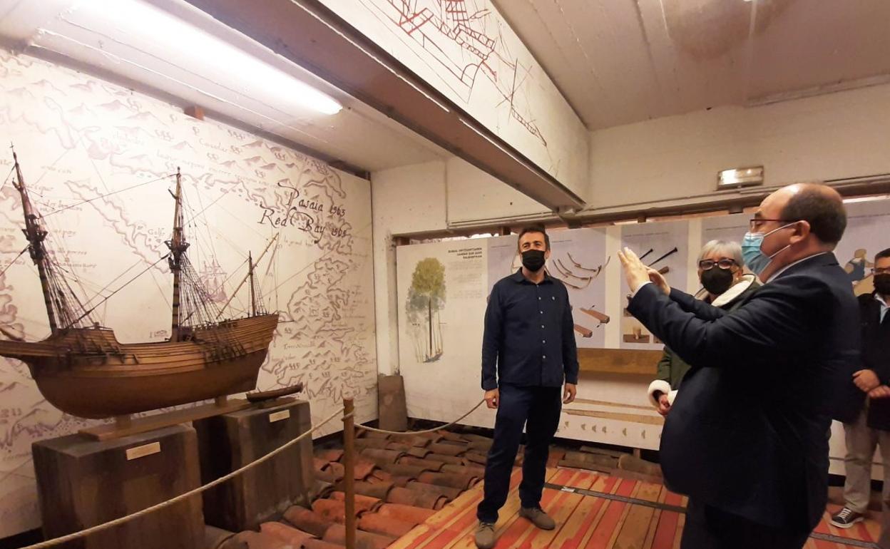 La alcaldesa recibiendo a Iceta y a Itxaso. A la derecha, el ministro de Cultura fotografía la réplica del San Juan.