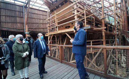 La visita del ministro a Albaola.