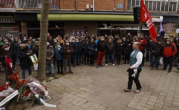 Se ha bailado un aurresku frente al monolito que recuerda a las víctimas.