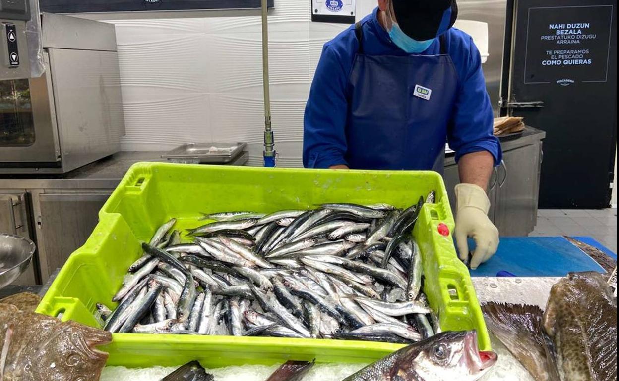 La anchoa ya está en las pescaderías guipuzcoanas. 