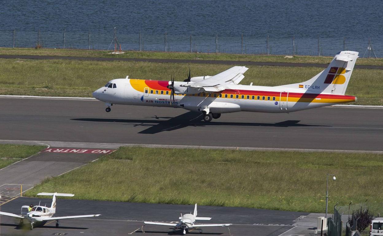 Avión de Air Nostrum despegando del aeropuerto de Hondarribia en 2017.