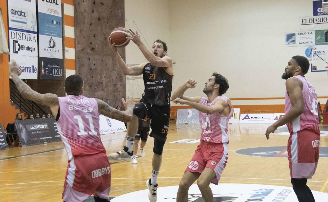 El capitán del Iraurgi, Ibon Guridi, penetra a canasta en un encuentro contra Estudiantes.