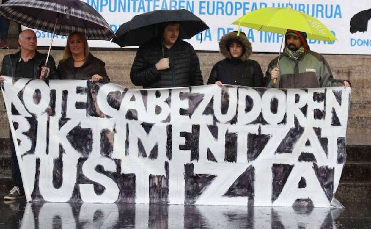 Concentración ante el juzgado de Donostia donde este lunes comienza el juicio contra Kote Cabezudo. 