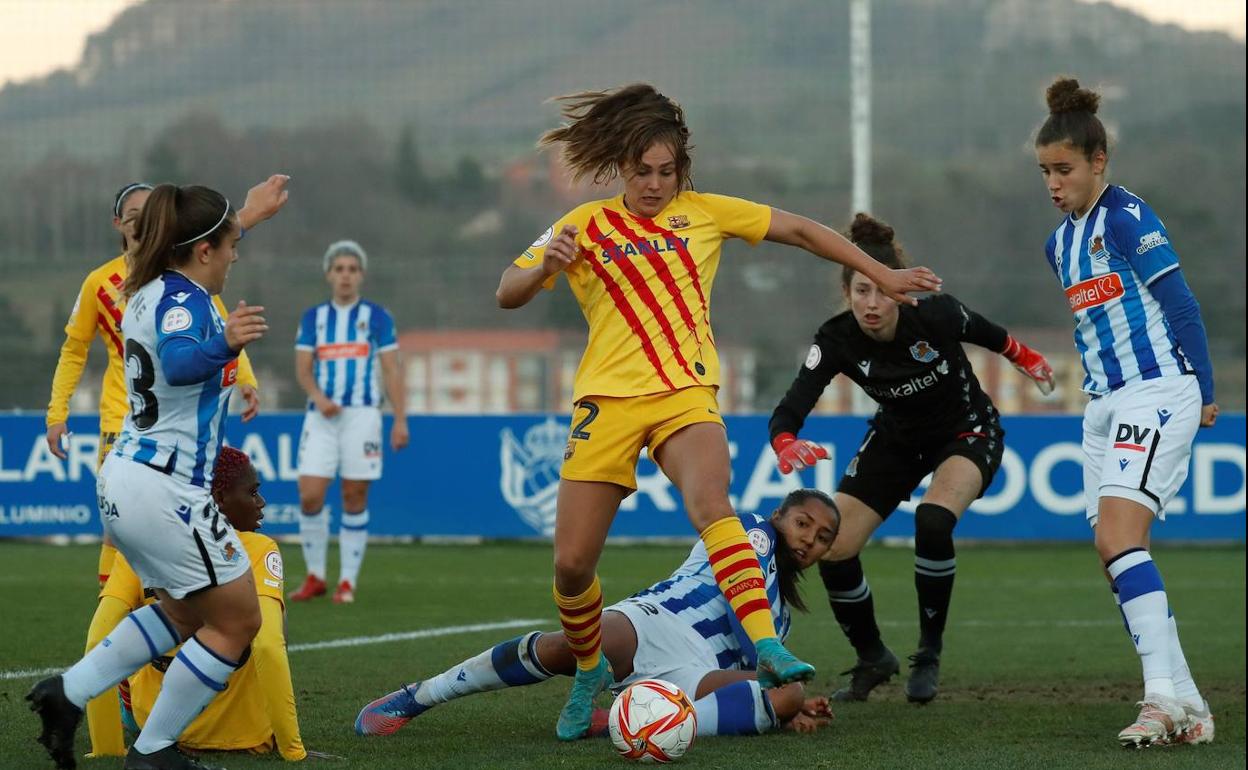 Martens se lleva el balón ante la mirada da las defensoras realistas en el partido de Liga disputado en Zubieta.