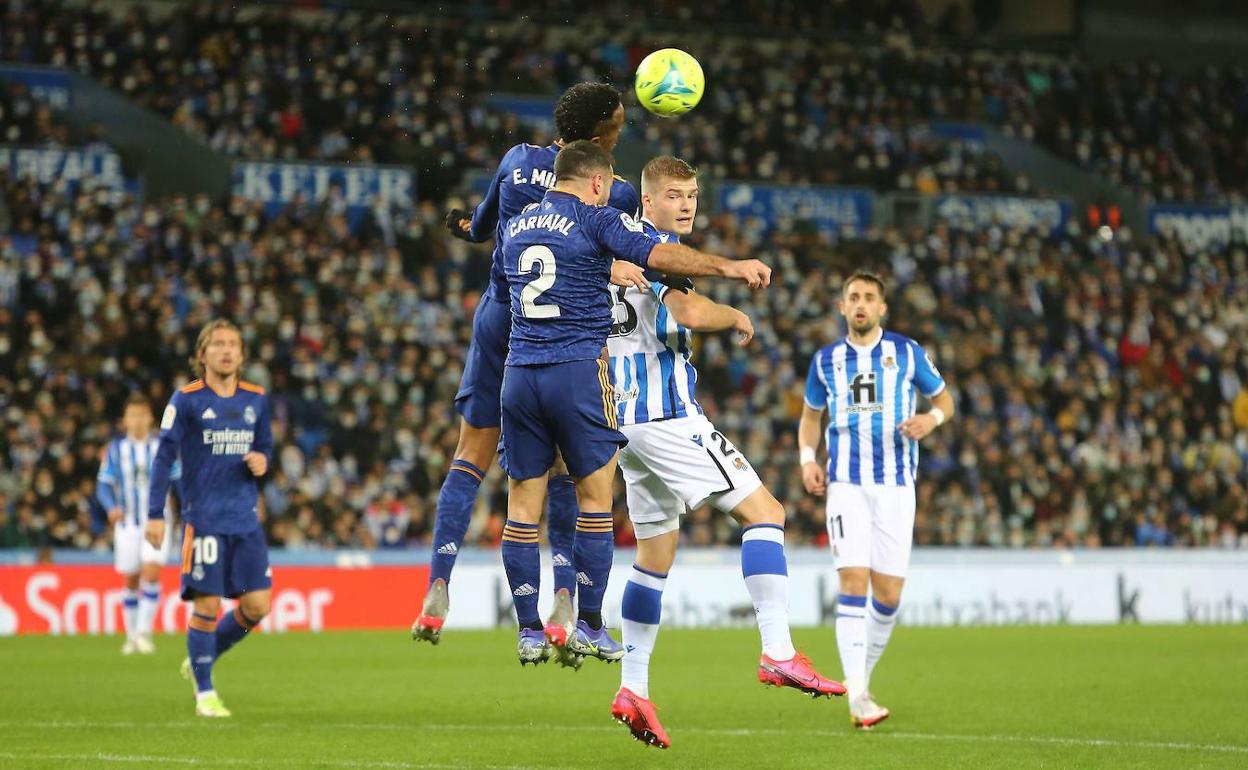 Sorltoh disputa un balón aéreo con Militao y Carvajal.