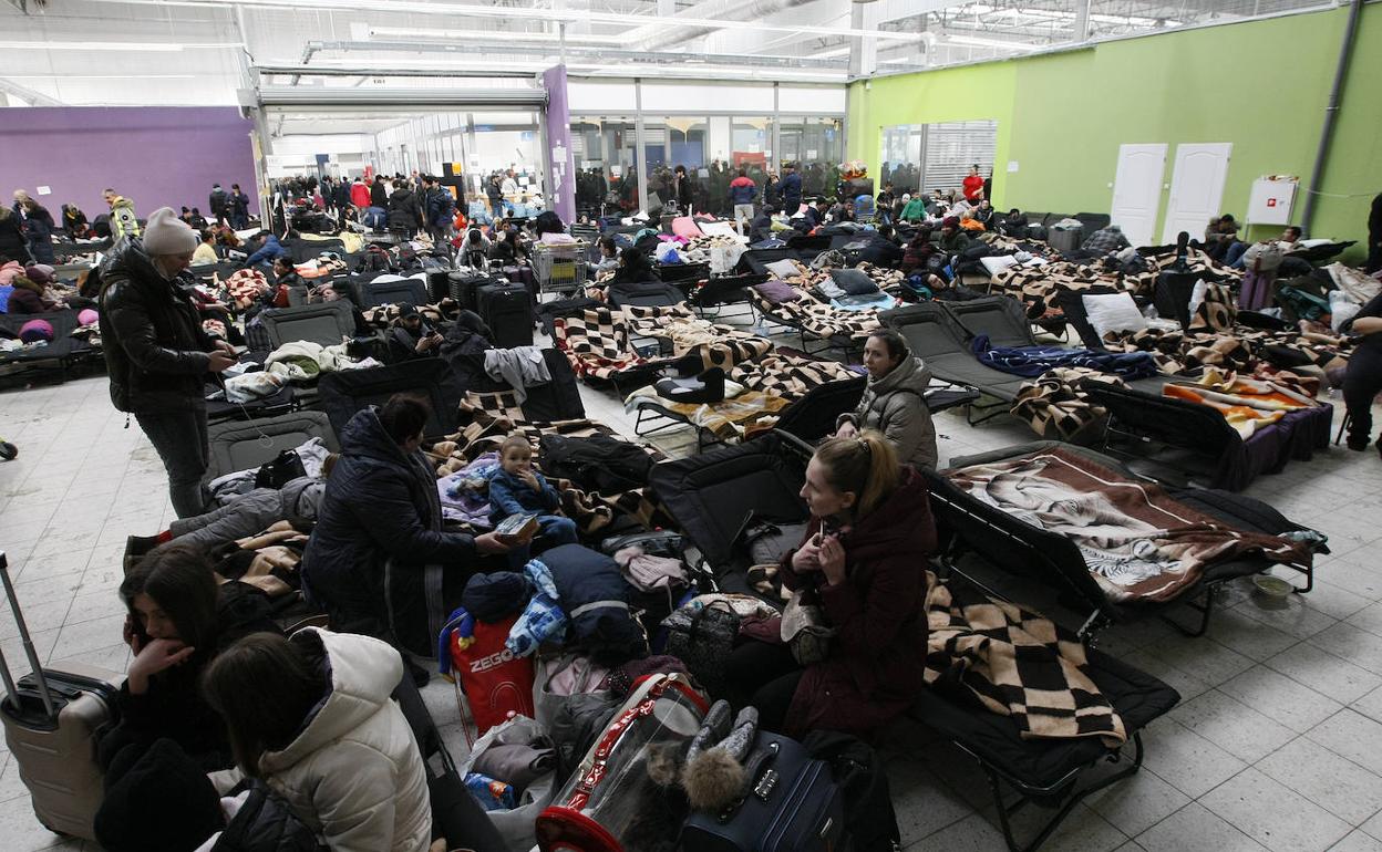 Refugiados ucranianos en un centro comercial polaco.