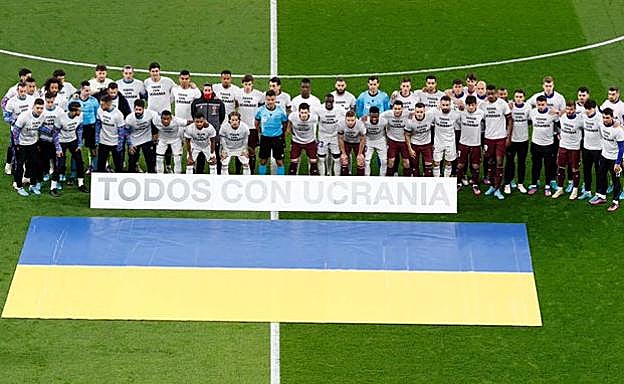 «Todos con Ucrania» en el Santiago Bernabéu