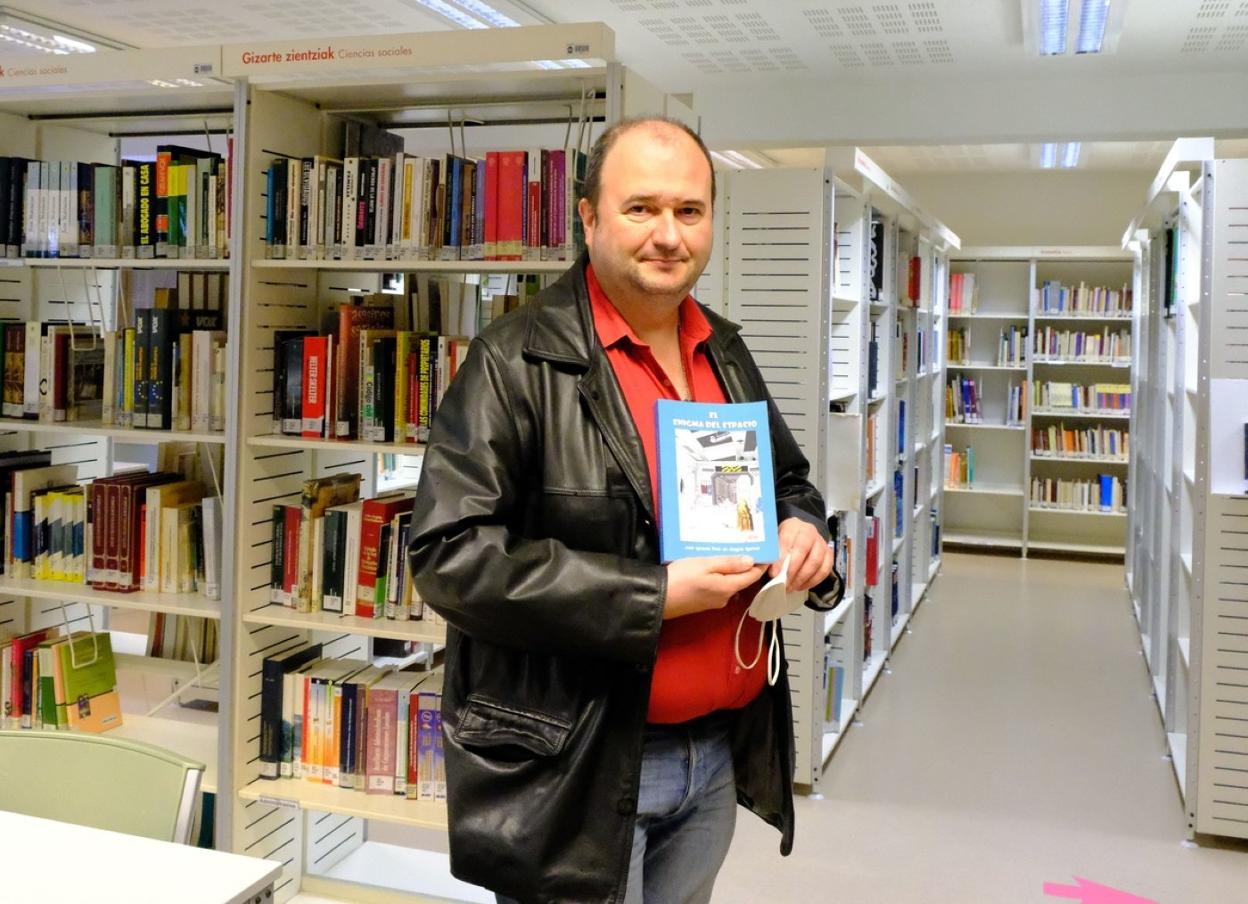 Jose Ignacio Ruiz de Alegría con un ejemplar de 'El enigma del espacio' en la biblioteca municipal. 