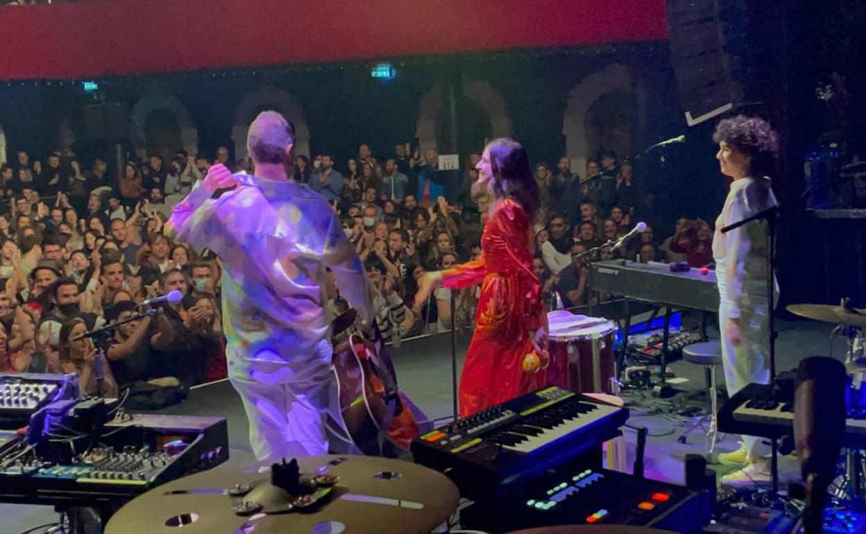 Lauroba, Izaro y Esnaola saludan al terminar su actuación.