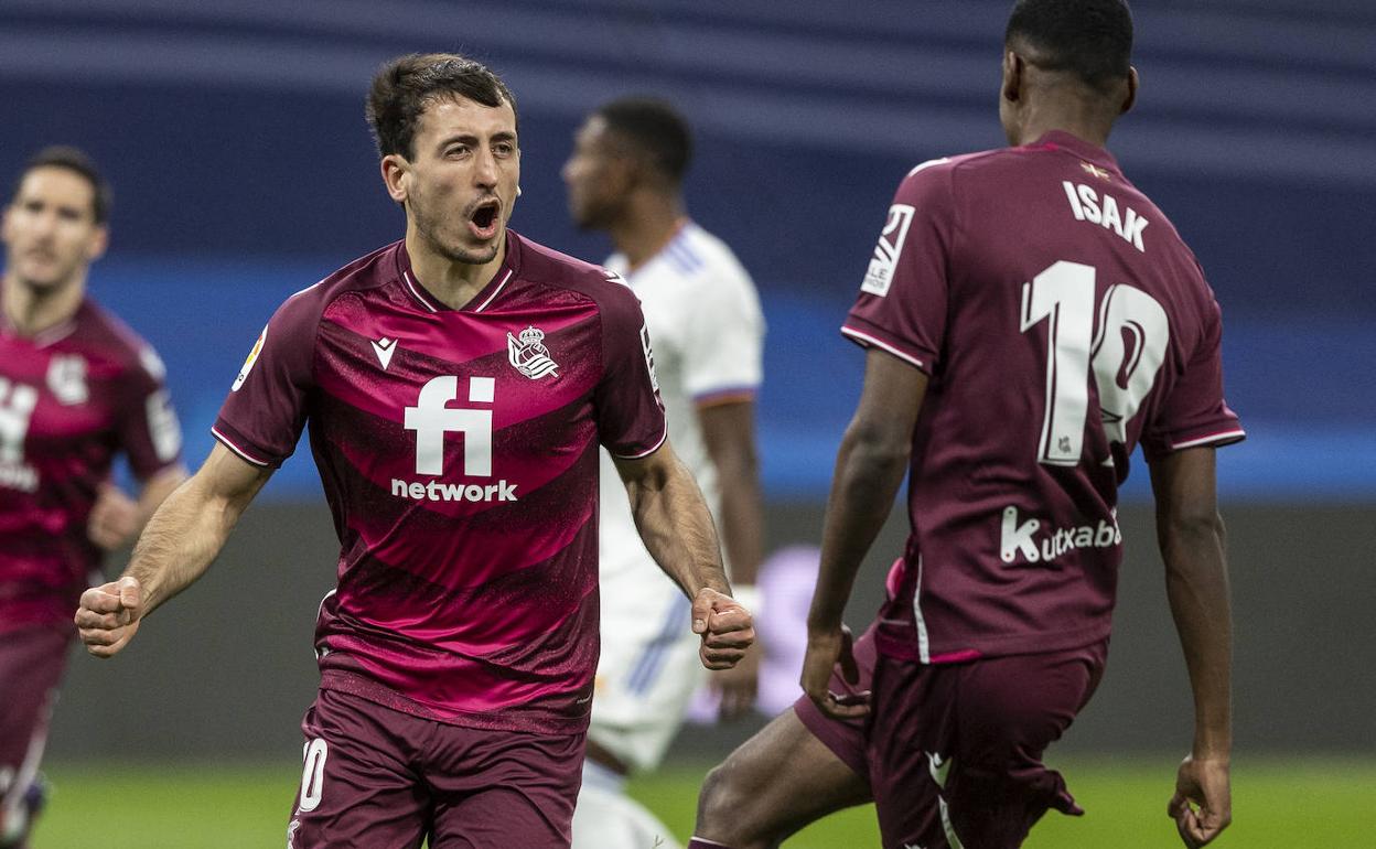 Mikel Oyarzabal celebra el gol. EFE
