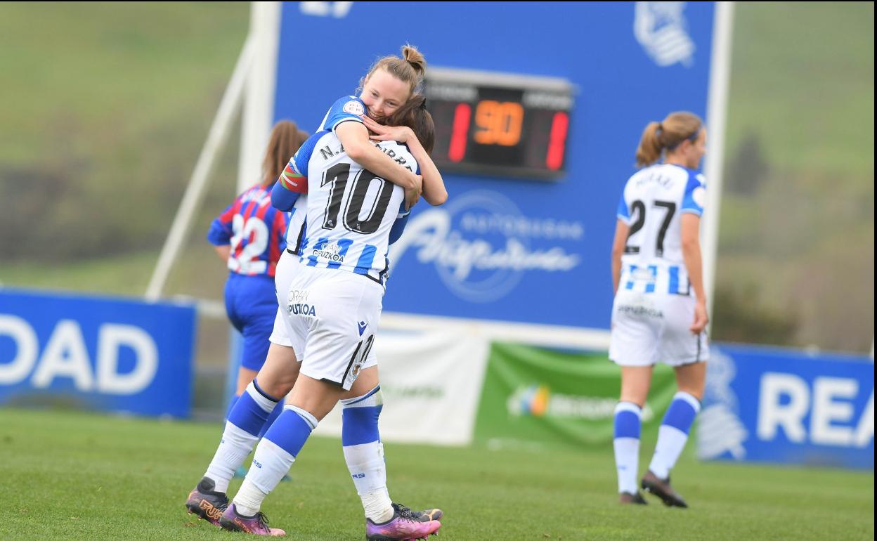 Nerea y Franssi se abrazan para celebrar un gol. 