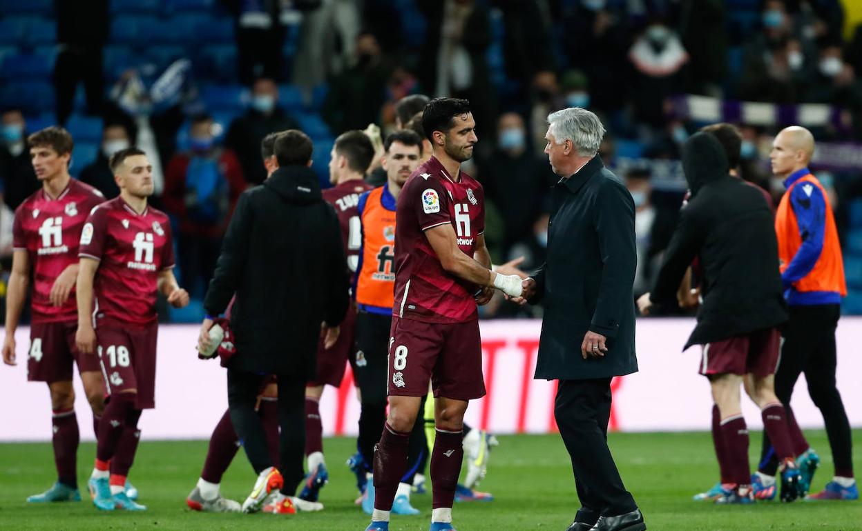 Mikel Merino saluda a Carlo Ancelotti tras el partido entre el Real Madrid y la Real Sociedad del pasado domingo. 