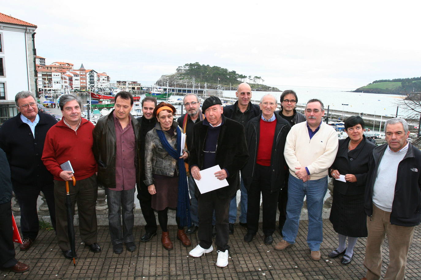 Milek Laboa, Marisol Bastida emaztea ondoan duena eta lagunez inguratuta, 2007an, 'Lekeitioak' lanaren berrargitalpenaren aurkezpenean. 