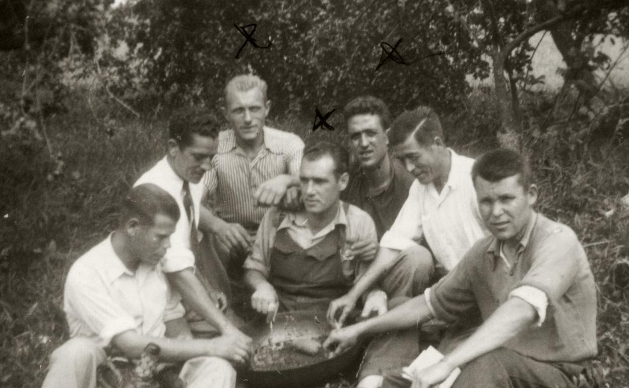 Marcelo Usabiaga, en el centro, con sus compañeros en el destacamento de trabajo de Arrona.