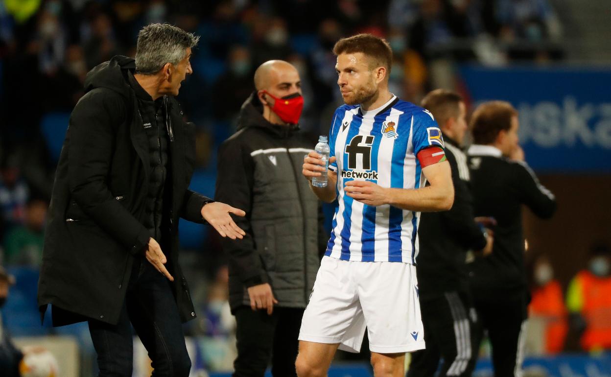 Illarramendi recibe instrucciones de Imanol en el partido ante Osasuna. 
