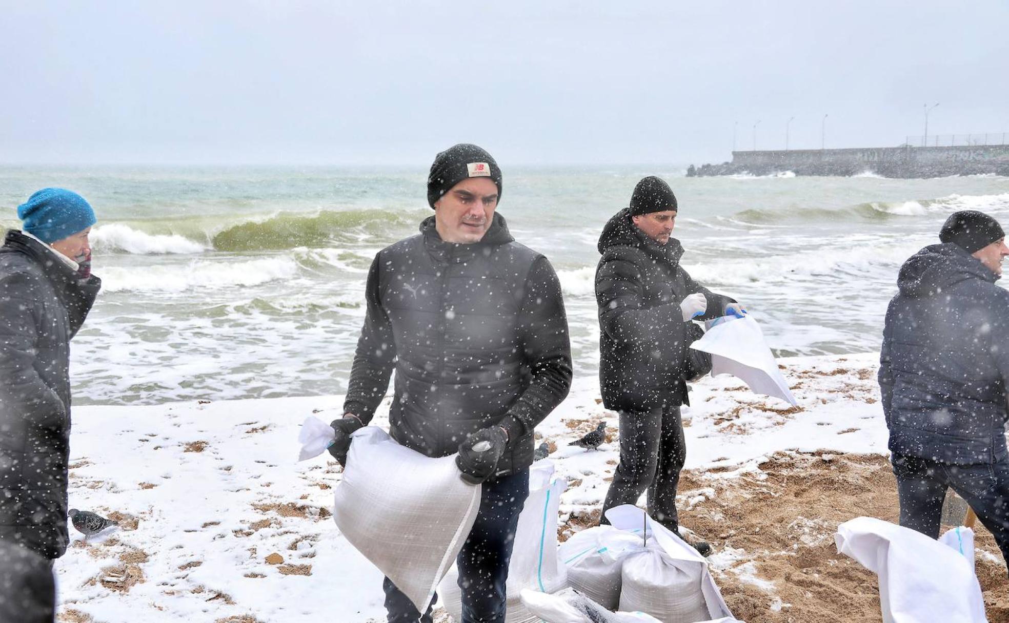 Ciudadanos de Odesa preparan barricadas en la playa de la ciudad. 
