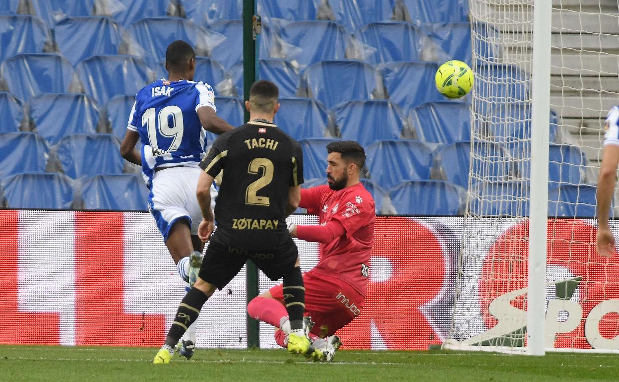 Alexander Isak supera con una vaselina a Pacheco durante el encuentro ante el Alavés de la pasada temporada 