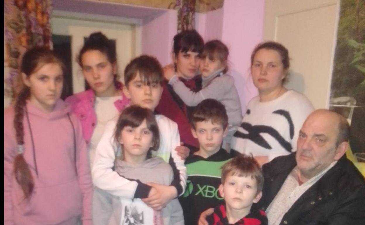 Iñaki con sus hijos y otros niños que ha acogido en su casa una familiar de su mujer, Ana. 