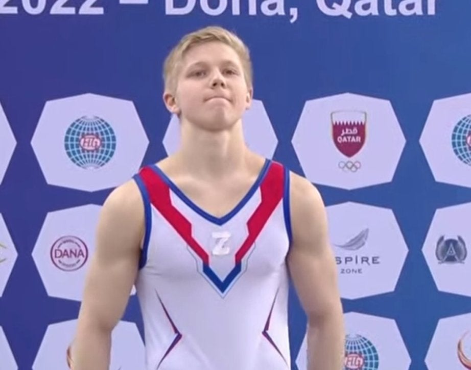 El gimnasta Ivan Kuliak, con la letra ´Z´en el pecho recogiendo la medalla.