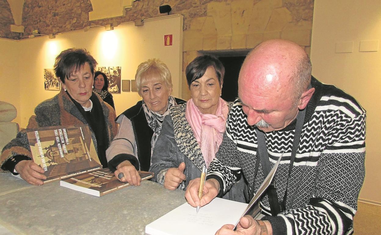 Juan Ramón Garai firma ejemplares de la primera edición del libro en Kulturate en febrero de 2019.