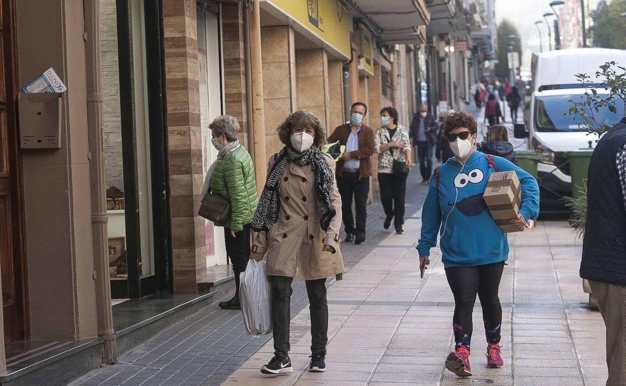 Viandantes por las calles de Irun, en una imagen de archivo. 
